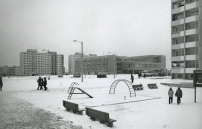 Blick auf die Wohnblcke und einen Spielplatz im Stadtteil Lasname (ca. 1983) 