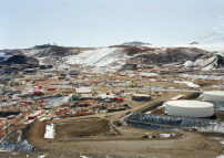 Der „ Urban Sprawl“ der McMurdo Station, der größten Siedlung des Kontinents. Im Vordergrund ein Brennstofflager. 