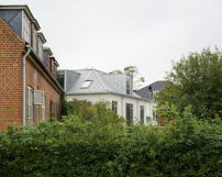 Von außen gleichen sich die umgebaute historische Villa und der Neubau von pihlmann architects und Office Kim Lenschow in Aarhus an. 