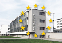 Das von Walter Gropius gegründete Bauhaus dient der Initiative New European Bauhaus als Vorbild für die Erreichung des Green Deal. Walter Gropius: Schulgebäude in Dessau-Rosslau. Foto : Alexey Silichev / Wikimedia / CC BY-SA 4.0 