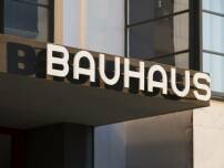 Bauhausgebude (1925-26), Architekt: Walter Gropius, Schriftzug am Eingang, 2019