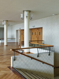 Im Konzertfoyer wurde das mehrfach überstrichene historische Sgraffitomuster von 1939 auf den Wandflächen freigelegt und fachgerecht restauriert. 