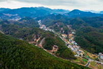 Das Xiandu Tal mit den bizarren Vulkanfelsen ist eine touristische Attraktion. In der Region Jinyun gibt es rund 3000 Steinbrüche. 