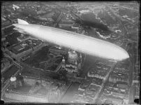 Das Luftschiff „Graf Zeppelin“ über der Berliner Innenstadt und dem Schloss, 1928 