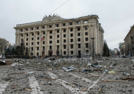 Charkiw ist nach Kiew mit rund 1,5 Millionen Einwohnern die zweitgrte Stadt der Ukraine. Seit Beginn des Krieges am 24. Februar wurden mehr als 1.900 Gebude zerstrt. Darunter Wohnhuser in der Karbysheva Strae...