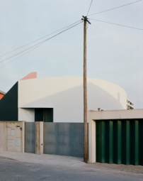 A house within three gestures, Foto: © Francisco Ascensão  