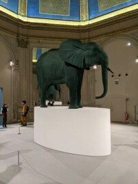 Im Padiglione Centrale in den Giardini macht ein grünlich schimmernder Elefant von Katharina Fritsch den Auftakt.  