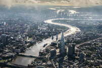 Blick über Greater London entlang der Themse in Richtung Osten. Foto von Jason Hawkes Aerial Photography.
