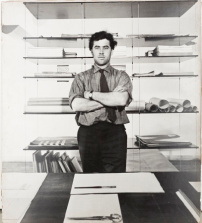 Ein junger Otl Aicher in seinem Atelier 1953. 