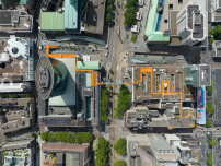 Verbindung der Dachflächen des Kaufhauses De Bijenkorf und des World Trade Center Rotterdam. 