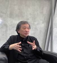 Shigeru Ban während des Interviews am 4. Mai in der Akademie der Künste, Berlin