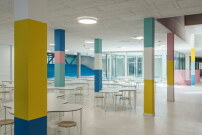Eine große blaue Plenumstreppe in der Mensa bietet zusätzliche Lern- und Aufenthaltsbereiche.