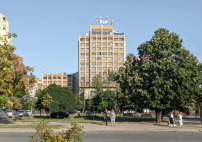 Hauptspielort der diesjährigen Manifesta: Das alte Grand Hotel der Architekten Bashkim Fehmiu, Dragan Kovacevic und Misa Jevremovic von 1978.   