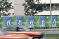 Auto vor Olympia-Plakaten in Mnchen 