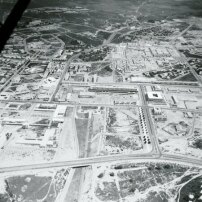 Luftaufnahme von „Gebäude A“, einem 183 Meter langen Wohn- und Geschäftshaus. Architekt: Louis Riou und Henri Tastemain, 1964-66 