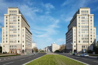 Die Gebäude an der Karl-Marx-Allee wie auch das Haus Berlin wurden zwischen 1951 und 1965 im Rahmen des Nationalen Aufbauwerks errichtet. 