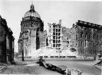 In den Erinnerungen findet sich der Hinweis, dass der Bau auf der Spreeinsel im Mai 1945 zwar beschädigt, aber besser erhalten gewesen sei als etwa das Charlottenburger Schloss. 