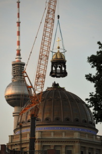 Im Mai 2020 wurde der Kuppel die Laterne aufgesetzt. 