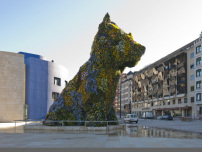 Jeff Koons’ zwölf Meter hohe Skulptur „Puppy“ prägt den Platz vor dem Gebäude. 