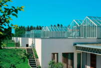 Thomas Herzog errichtet auf dem Gelände der BUGA in Berlin-Britz 1985 mehrere Hofhäuser nach dem Zwei-Zonen-Prinzip.