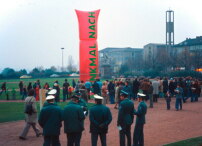 Denkmal Nach. Aktion unter Federführung von Lucius Burckhardt am Friedrichsplatz in Kassel 1975 mit einer pneumatischen Konstruktion von Gernot Minke.