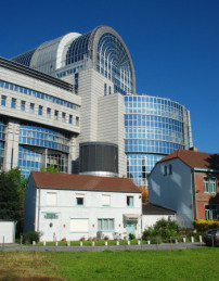 Das postmoderne Paul-Henri SPAAK Building nach Plänen von Michel Boucquillon entstand Ende der 1980er Jahre als Teil des Gebäudekomplexes Espace Léopold (1989–2004). Foto: EmDee, Wikimedia Commons, CC BY-SA 4.0  