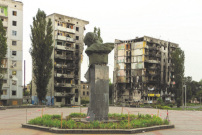 Denkmal des Nationaldichters Taras Schewtschenko vor zerstörten Wohnhäusern in Borodjanka bei Kiew