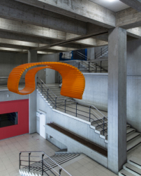 Staatliche Verwaltungsschule in Stuttgart von Rolf Gutbier, 1971.Treppenraum mit Kunst am Bau von Wolfgang Klein.