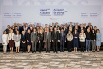Offizielles Foto der Davos Alliance 2023 mit allen Unterzeichnenden, in der Mitte der Schweizer Bundespräsident Alain Berset.