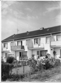 „Reihenhaus Typ 78 irgendwo in Frankfurt am Main. Modische Terrassentrennwände mit Käselöchern, Balkons vor den Schlafzimmern.“ (Hermann Funke) 