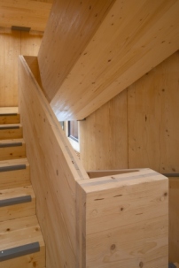 Auch der Treppenkern besteht aus Massivholz.