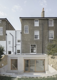Steinerne Kontemplation im Reihenhaus - Erweiterung in London von Architecture for London