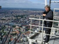 Bruno Flierl 2006 oberhalb der Kugel auf dem Berliner Fernsehturm. 