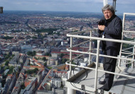 Bruno Flierl 2006 oberhalb der Kugel auf dem Berliner Fernsehturm.