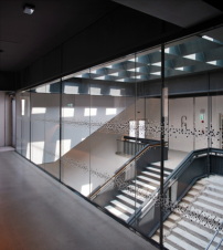 Von der Halle im oberen Treppengeschoss werden die Ausstellungsrume und auch spter die Geschichtsgalerie erschlossen. 