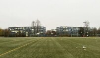 Spielfeld des SpVgg Tiergarten 58 mit den Brobauten von Jrgen Sawade im Hintergrund. 
