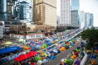 Das Protestcamp der Umbrella-Bewegung mit mehr als 2.300 Zelten auf einer achtspurigen Strae im Central Business District von Hongkong wurde whrend der dreimonatigen Besetzung 2014 mit WiFi, gasbetriebenen Generatoren, Hotelbetrieb und Lernrumen ausgestattet.