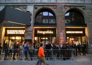 Stra�enfassade mit den letzten Bauarbeiten im Juni 2023