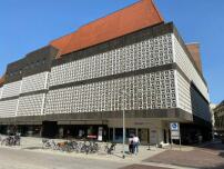 Ausstellungsort ist der ehemalige Galeria-Kaufhof in Hannover, der aktuell für baukulturelle Veranstaltungen zwischengenutzt wird.