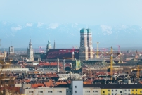 Per Bürgerentscheid 2004 als Maß aller Dinge in Sachen Hochhaus definiert: die 100 Meter hohen Türme der Frauenkirche 