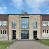 Im ehemaligen Tor zur GeSoLei liegt nun die Museumsgastronomie des Museums Kunstpalast. 