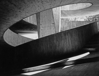 Haefeli Moser Steiger, Hochhaus zur Palme in Zürich, 1956–64. Die Rampe erschließt den Dachparkplatz des Flachbaus.