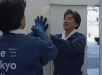 Der Protagonist Hirayama reinigt eine der 17 ffentlichen Toiletten, die im Zuge des Projekts The Tokyo Toilet in den vergangenen drei Jahren entstanden sind.  