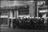 Polizei-Aufmarsch in der Frankfurter Allee, 1990 
