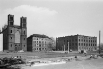 Blick ber den Parkplatz vor dem Zentralkomitee der SED in der ehemaligen Reichsbank mit Schinkels Friedrichswerderscher Kirche links  