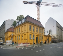 Ensemble Schleiermacherhaus Ecke Glinkastrae/Taubenstrae (Berlin). Das dritte der ehemaligen Pfarrhuser wird derzeit wiederaufgebaut. 
