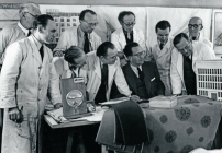 Paul Schwebes (ohne Kittel) und Mitarbeiter mit Modell der Berliner Disconto Bank AG, um 1950 