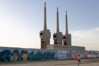 Das 2011 stillgelegte Kraftwerk in Sant Adri de Bess mit dem Spitznamen Tres Xemeneies (Drei Kamine) wird einer der drei Hauptausstellungsorte der Manifesta (Themencluster Balancing Conflicts). 