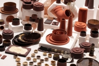 Red Mud, 2019 Studio ThusThat, NL Keramikobjekte aus Rotschlamm, Reststoff aus der Aluminiumindustrie