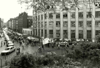 Demonstration 1980 vor der ehemaligen Stollwerck-Fabrik in Kln, kurz vor deren Besetzung; Foto: Eusebius Wirdeier DGPh, CC BY-SA 3.0, via Wikimedia Commons 